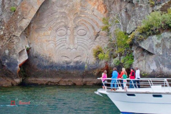 Tượng đá Māori trên hồ Taupo - Taupo - New Zealand